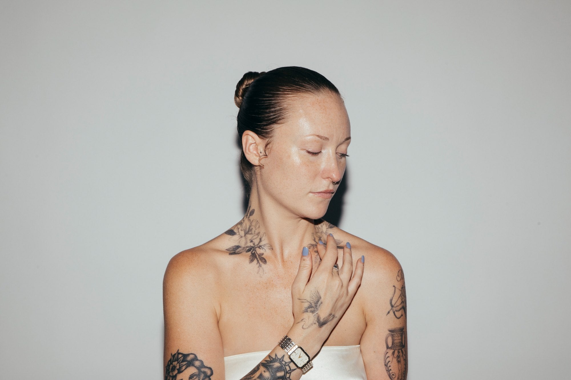 Bare-faced portrait in daylight, skin under pressure